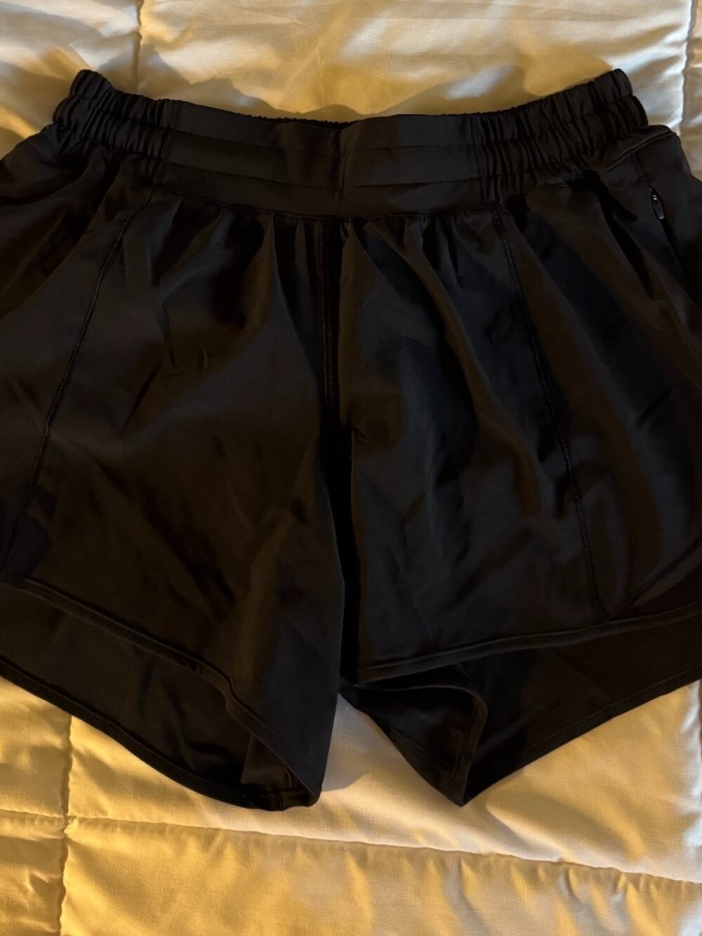 Lululemon Hotty Hot Black 6 (4”)